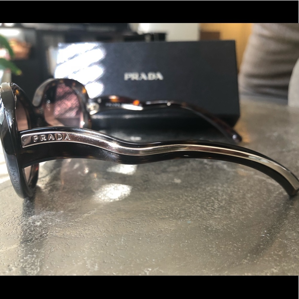 😎 PRADA Tortoise Shell Sunglasses - Picture 8 of 8